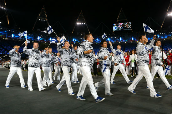 El chubasquero de Finlandia ha confirmado que el norte de Europa no quería pasar desapercibido (para mal) en la inauguración de los Juegos Olímpicos de Londres 2012. © Getty Images