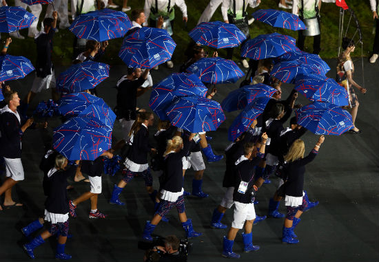 Un pequeño homenaje a la lluvia londinense (o a la película 'Los paraguas de Cherburgo') de la delegación checa. © Getty Images