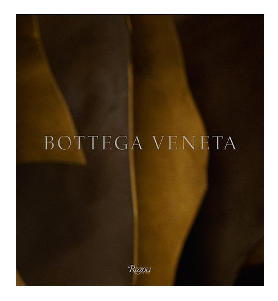 Bottega Veneta publica el día 2 de octubre su primer libro: 'Bottega Veneta', un homenaje a la tradición artesanal de la firma. © Bottega Veneta