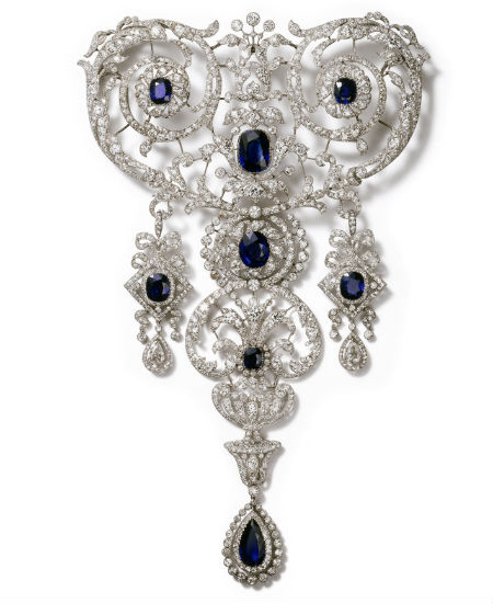 Otra de las piezas más impresionantes de la exposición: un devant de corsage de diamantes y zafiros. © Cartier
